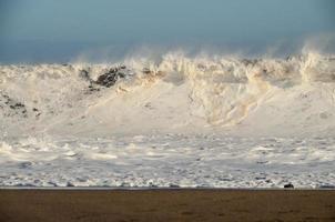 enormes olas del mar foto