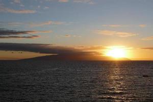 puesta de sol sobre el océano en las islas canarias foto