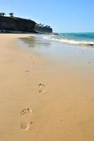 huellas de pies vista a la playa foto