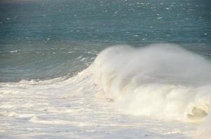 enormes olas del mar foto