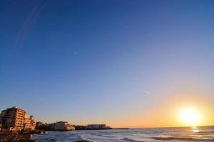 puesta de sol sobre el océano en las islas canarias foto