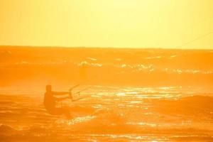 surfista en la hora dorada foto