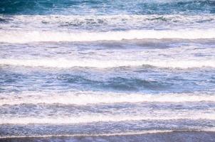 enormes olas del mar foto