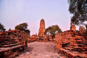 antiguo templo budista en el este de asia foto