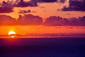 puesta de sol junto al mar foto