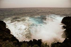 enormes olas del mar foto