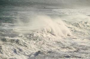 enormes olas del mar foto