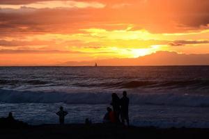 puesta de sol sobre el océano foto