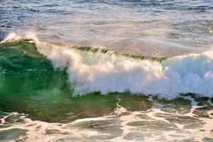 enormes olas del mar foto