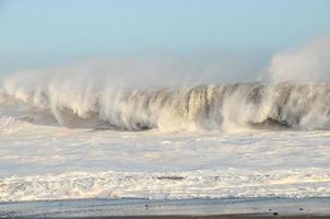 enormes olas del mar foto