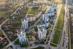 vista aérea panorámica de un enorme complejo residencial con edificios de gran altura foto