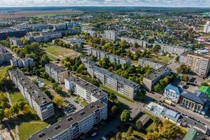 vista panorámica aérea desde la altura de un complejo residencial de varios pisos y desarrollo urbano en el día de otoño foto