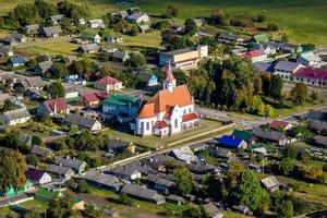 vista aérea sobre el templo barroco o la iglesia católica en el campo foto