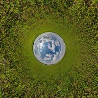 esfera azul pequeño planeta dentro de hierba verde fondo de marco redondo. foto