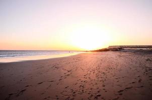 puesta de sol en la playa foto