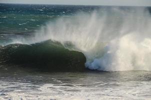 enormes olas del mar foto