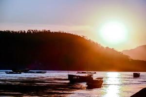 puesta de sol vista al mar foto