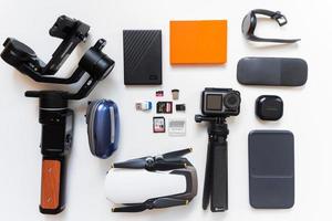 EE. UU.- 2021, fotógrafo principiante con vista superior flatlay, accesorios de equipo adicionales configurados en segundo plano. Creador de contenido, fotógrafo, viajero y blogger, equipo adicional para continuar. cortar el equipo obsoleto foto