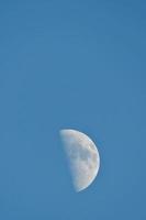 luna en el cielo azul foto