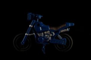 juguete de motocicleta azul foto