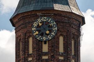 torre del reloj de la catedral de konigsberg. monumento de estilo gótico de ladrillo en kaliningrado, rusia. isla emmanuel kant. foto
