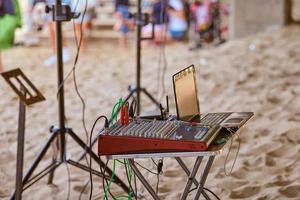 mesa de mezclas, mezclador de sonido de escenario en la fiesta en la playa, escritorio de consola de mezcla de audio de ingeniería de sonido foto