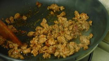 Add the salsa sauce to the chorizo ingredients. Fry everything in a pan video