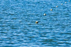barrera de boyas flotantes en el agua de mar foto