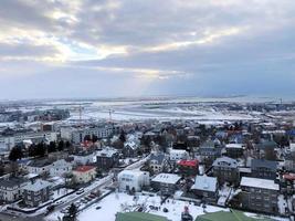 una vista de reykjavik en el invierno foto