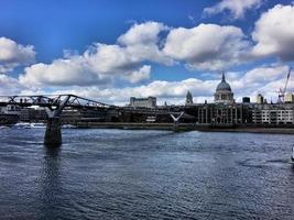 una vista del río támesis cerca de la catedral de san pablo foto