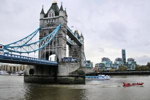 una vista del río támesis que muestra el puente de la torre foto