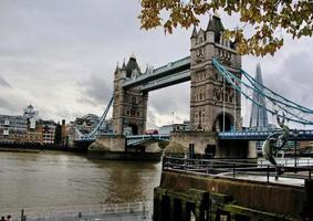 una vista del río támesis que muestra el puente de la torre foto