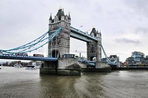 una vista del río támesis que muestra el puente de la torre foto