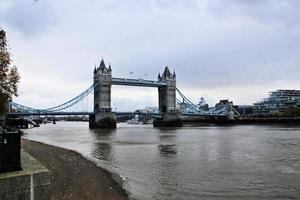 una vista del río támesis que muestra el puente de la torre foto