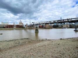 una vista del río támesis en londres foto