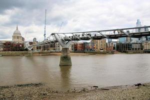 una vista del río támesis en londres foto