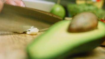 Cortar un pimiento verde y picante en rodajas pequeñas. fotografía macro video