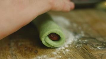 torta con verde Impasto, acida ciliegie e acida crema. esso anche ha cibo ornamento e il rosso stella torta video