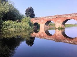 una vista del río dee en farndon en cheshire foto