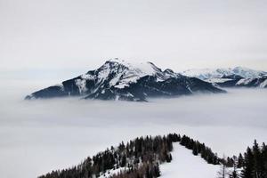 una vista de las montañas austriacas en st gilgian cerca de saltzburg foto