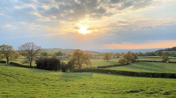 una vista de la campiña de cheshire en peckforton foto