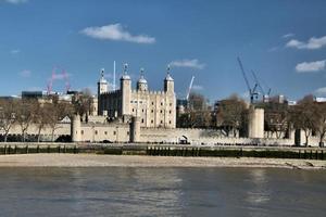 una vista de la torre de londres al otro lado del río támesis foto