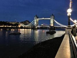 una vista del río támesis en la noche foto