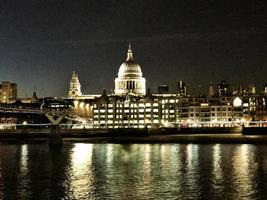 una vista del río támesis en la noche foto