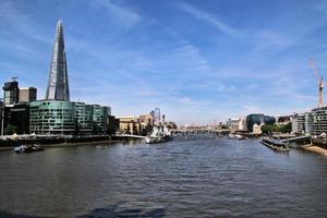 una vista del río támesis cerca de la catedral de san pablo foto