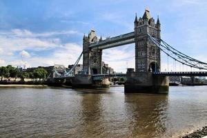 una vista del puente de la torre en londres foto