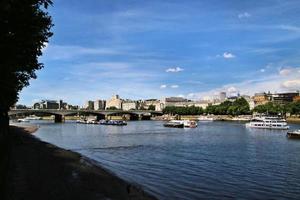 una vista del río támesis cerca de la catedral de san pablo foto