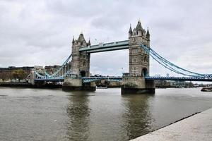 una vista del río támesis que muestra el puente de la torre foto