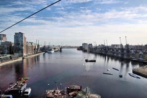 una vista del río támesis en londres foto