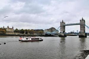 una vista del río támesis que muestra el puente de la torre foto